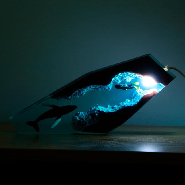 Unik lampa i epoxiharts med val
