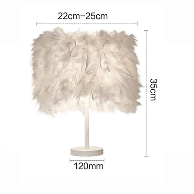 Elegant sänglampa med vita fjädrar