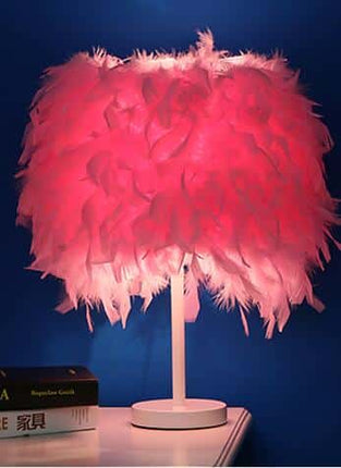 Elegant sänglampa med vita fjädrar
