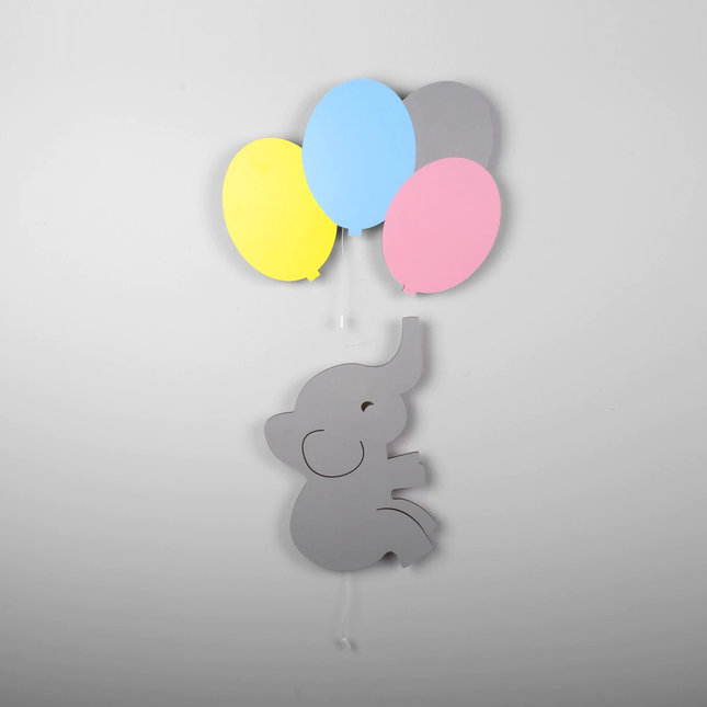 Vägglampa i trä elefant ballonger