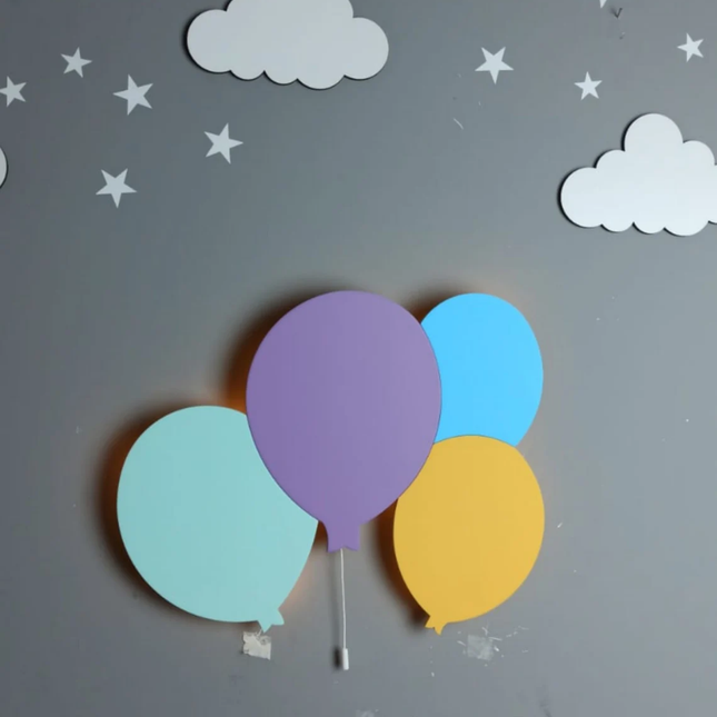 Vägglampa i trä elefant ballonger