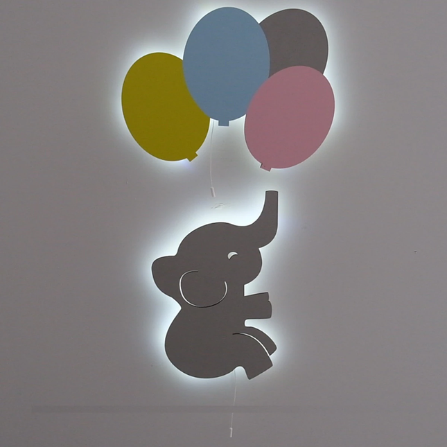 Vägglampa i trä elefant ballonger
