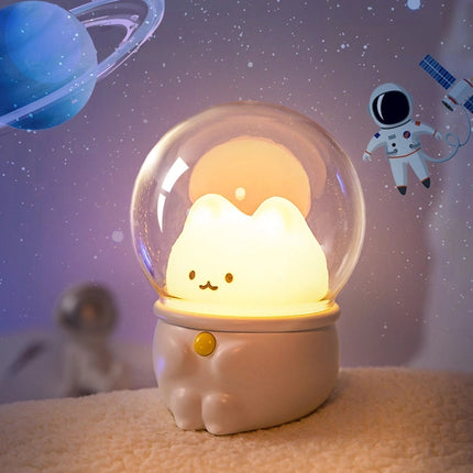 Liten nattlampa astronaut kanin i rymdkupol