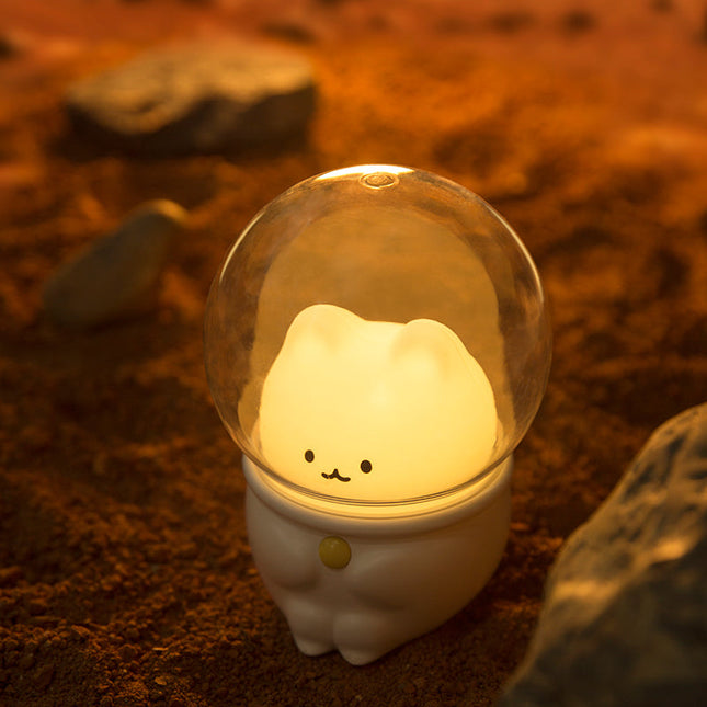 Liten nattlampa astronaut kanin i rymdkupol