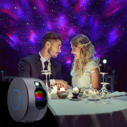 Färgglad galaxprojektor med nebulosamoln