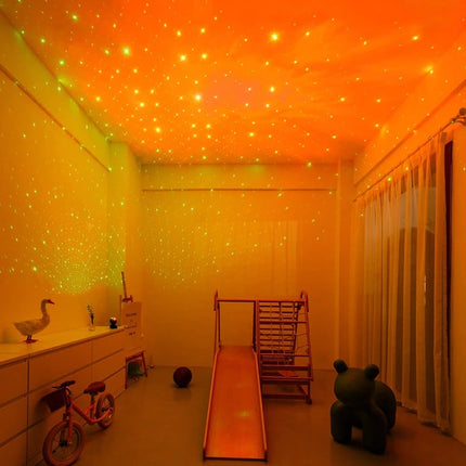 Svart astronaut projektor som håller stjärna