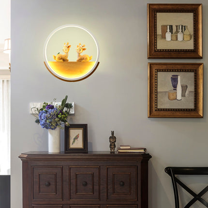 Vägglampa i trä med hjortmotiv