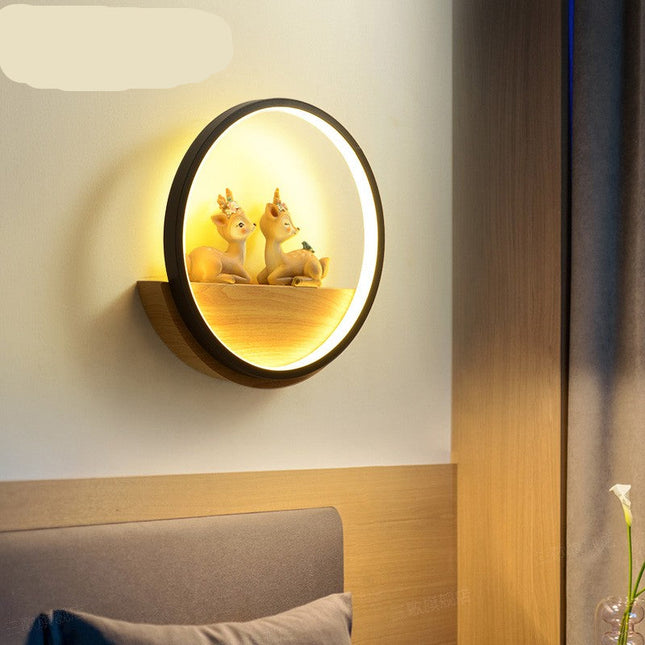 Vägglampa i trä med hjortmotiv