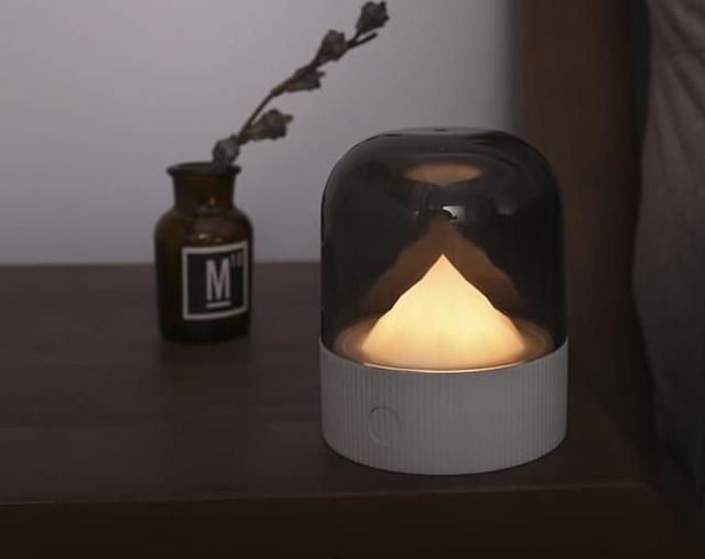 Sänglampa med upplyst berg under kupol