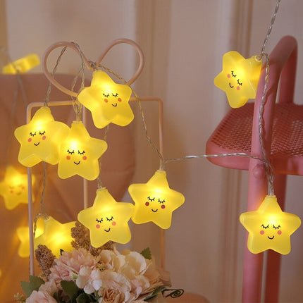 Gul ljusslinga med lysande stjärnor