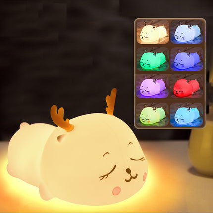 Söt nattlampa sovande rådjurskid