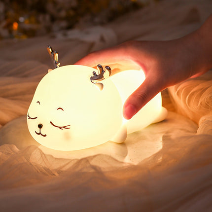 Söt nattlampa sovande rådjurskid