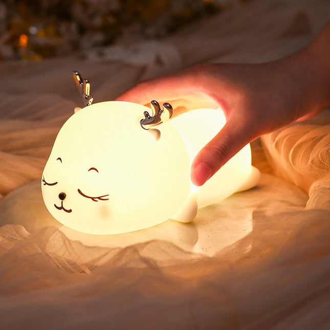 Söt nattlampa sovande rådjurskid