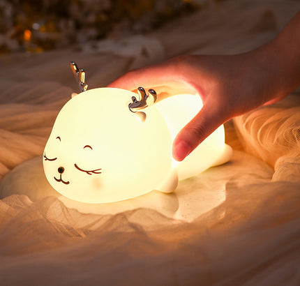 Söt nattlampa sovande rådjurskid