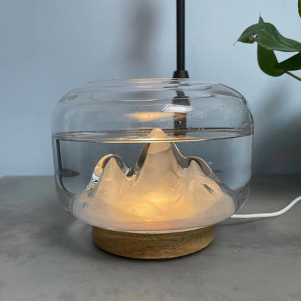 Dekorativ LED-lampa med berg i glaskupa
