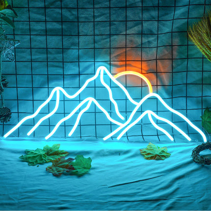 Blå neonlampa med fint bergsmotiv