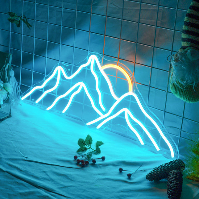 Blå neonlampa med fint bergsmotiv